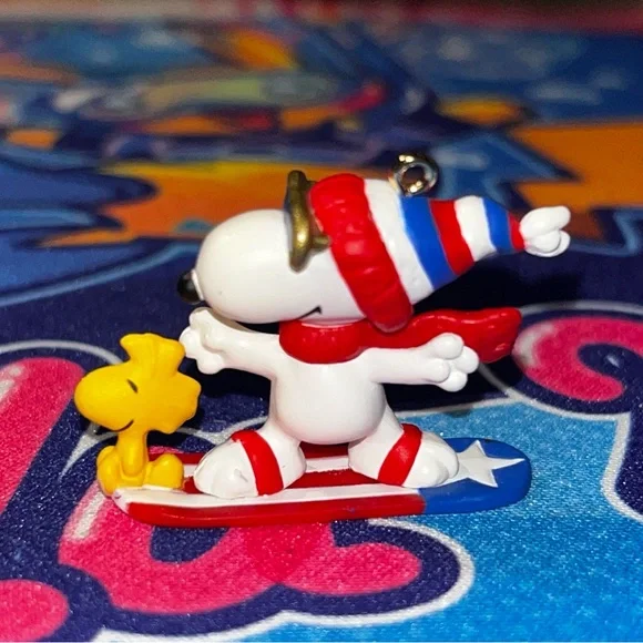 Hallmark Keepsake Miniature Christmas Ornament Peanuts Winter Fun Snoopy 2002 - Picture 4 of 8